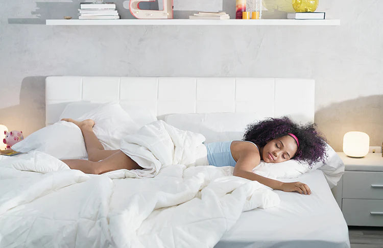Frau schläft friedlich im Bett vor hellem Hintergrund – Qualität und nachhaltige Ergonomie