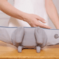 Kabelloser Nacken- und Schultermassager in Grau – Produktansicht, kompakt und tragbar

